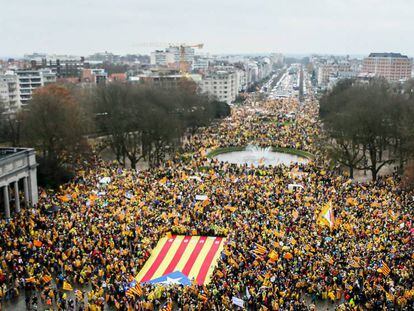 Manifestants independentistes a l'esplanada del Parc del Cinquantenari de Brussel·les per participar en la manifestació organitzada per l'ANC i Òmnium.