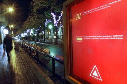 Una estación del Bicing fuera de servicio, ayer por la tarde en la Rambla de Catalunya barcelonesa.