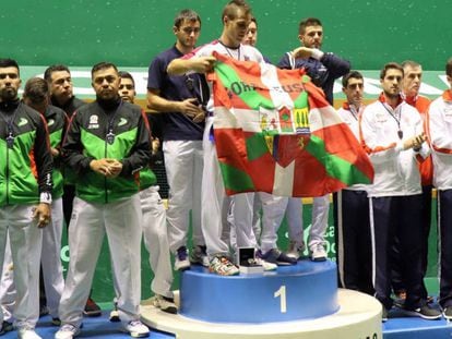 Bixintxo Bilbao muestra una ikurriña en el Mundial de Pelota vasca, en octubre de 2018. 
 