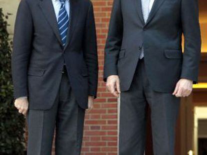 Rajoy y Rubalcaba posan en la puerta de La Moncloa el 15 de febrero 2012.