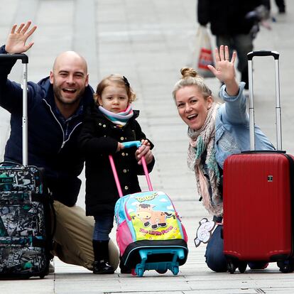 Los autores del blog Mola Viajar con su hija Daniela durante una de sus escapadas en familia.
