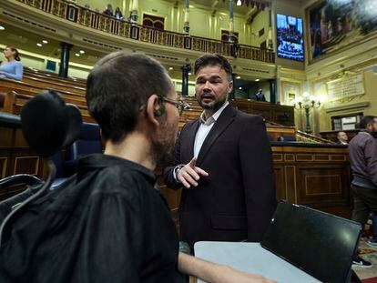 Gabriel Rufián (ERC) conversa con Pablo Echenique (Unidas Podemos), el jueves en el Congreso.