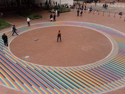 'Anillo de inducción cromática', la obra del venezolano Carlos Cruz-Diez en la plazoleta de la Universidad Jorge Tadeo Lozano, en Bogotá, el 7 de abril de 2022.