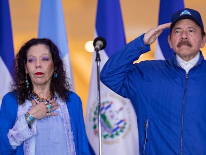 El presidente de Nicaragua, Daniel Ortega, y la vicepresidenta Rosario Murillo, participan en la celebración del Día de la Independencia, en 2020 en Managua.