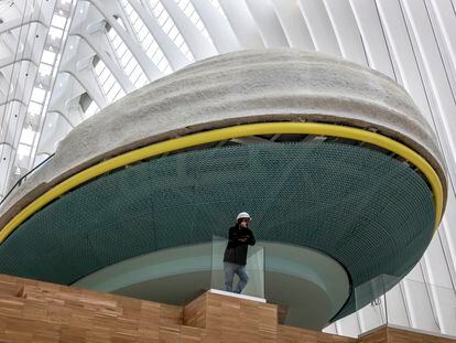 Un operario bajo el espacio de La Nube del nuevo CaixaForum, que se esta culminando en el interior del Ágora de la Ciutat de les Arts i les Ciències.