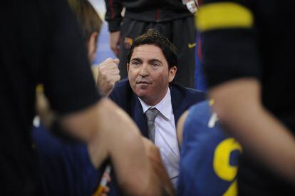 El entrenador del Barcelona Regal, Xavier Pascual, da instrucciones a sus jugadores.