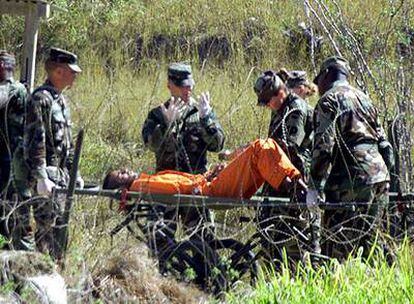 Militares estadounidenses trasladan a un prisionero para interrogarlo en la base de Guantánamo.