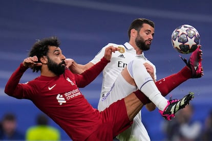 Salah y Nacho, en una acción del partido.