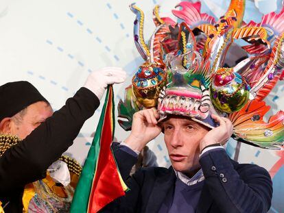 El alcalde de la capital, José Luis Martínez-Almeida, se coloca una máscara carnavalesca durante la presentación de la programación del carnaval 2023, este viernes en Madrid.