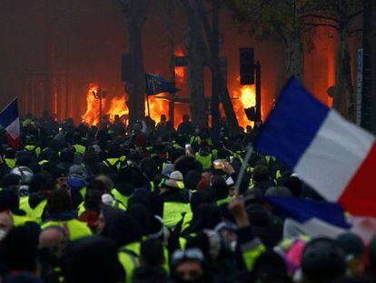 Protesta de los 'chalecos amarillos', este sábado en París. En vídeo, incidentes violentos en París en las protestas contra la subida de los carburantes.