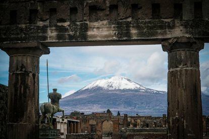 Vista del monte Vesubio nevado, en una imagen tomada desde las antiguas ruinas arqueológicas de Pompeya, cerca de Nápoles (Italia).