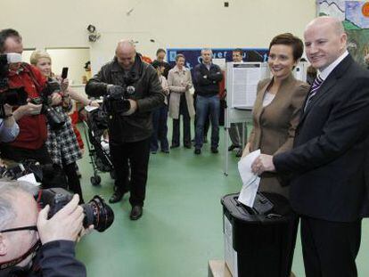 El empresario Sean Gallagher, favorito seg&uacute;n los sondeos, deposita su voto para las presidenciales irlandesas