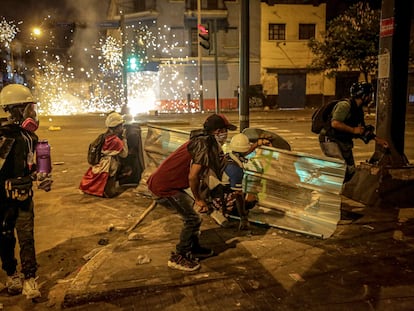 Enfrentamientos entre manifestantes y policías antidisturbios este sábado en el centro de Lima (Perú).