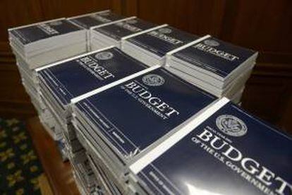 Fotografía que muestra varias copias del plan presupuestario para el año fiscal 2014, antes de ser enviadas al Congreso, en el edifico del Capitolio, en Washington, Estados Unidos, el 10 de abril de 2013. EFE/Archivo
