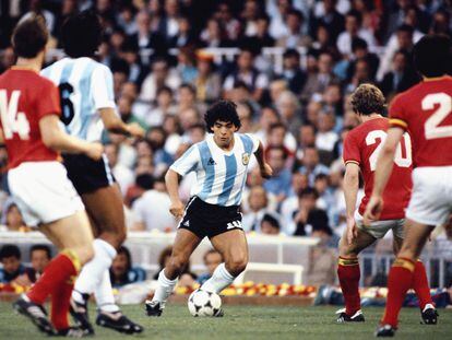 Maradona, en el Argentina-Bélgica del Mundial 82, en Barcelona, el día antes del fin de la guerra de las Malvinas.