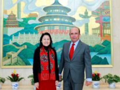 El presidente del Banco Santander, Emilio Bot&iacute;n, junto a la presidenta de Bank of Beijing, Yan Xiaoyan.