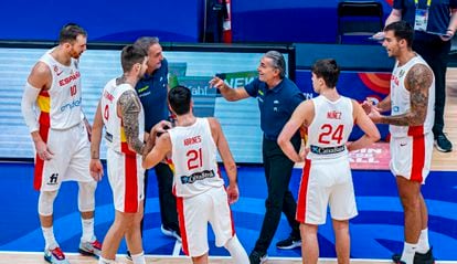 Scariolo da instrucciones durante el partido ante Canadá.