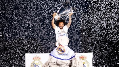 Marcelo levanta la Copa de Europa en la Cibeles.