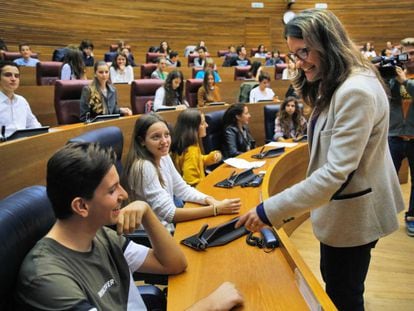 La vicepresidenta valenciana M&ograve;nica Oltra, con los adolescentes en las Cortes.