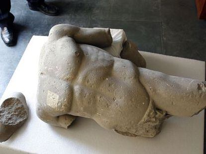 Fragmentos de la escultura hallada en Baelo Claudia.