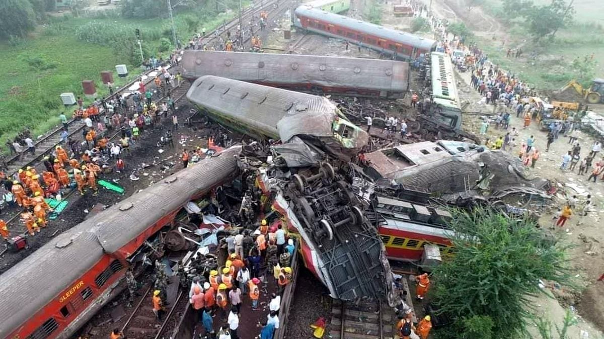 Trágico accidente en India tras colisionar tres trenes