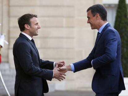 El presidente francés, Emmanuel Macron, recibe a su homólogo español, Pedro Sánchez, en el palacio del Elíseo.