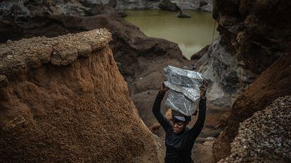 Mariama carga sobre su cabeza piedras de granito extraídas de las minas Pissy. Huyó de su comunidad al noreste del país a causa de la violencia interétnica y la sequia.