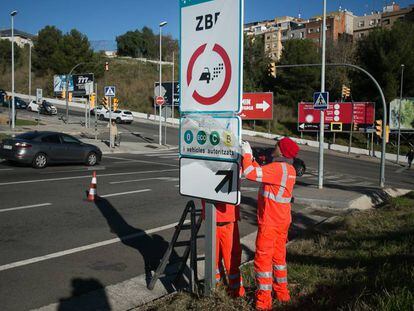 Instalación de señales indicadoras de la zona de bajas emisiones en la salida de la Ronda de Dalt, en L’Hospitalet de Llobregat. En vídeo, declaraciones de la alcaldesa de Barcelona, Ada Colau, el pasado 16 de septiembre.