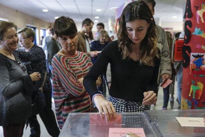 Votación el 28 de abril en un colegio electoral de Valencia.
