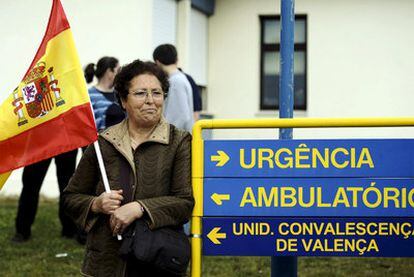 Una mujer portuguesa con una bandera española en la localidad de Valença.