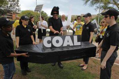 Activistas escenifican el entierro del carbón en Durban durante la cumbre del clima.