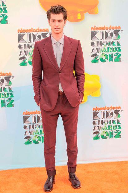 Su novio, Andrew Garfield, muy elegante con un traje de color burdeos.