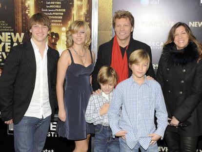 Jon Bon Jovi junto a sus hijos Jesse James, Stephanie Rose, Romeo Jon y Jacob Hurley y a su mujer, Dorothea. 