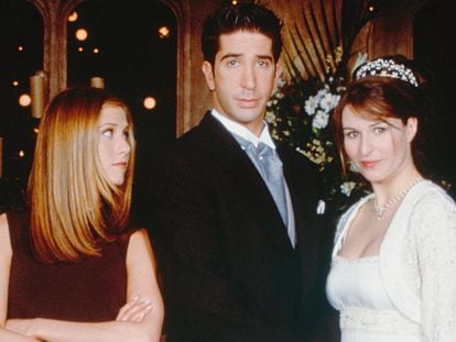 Jennifer Aniston como Rachel, Helen Baxendale como Emily y David Schwimmer como Ross, en el episodio 'El de la boda de Ross' (23 y 24 de la cuarta temporada), de la serie 'Friends', emitido en mayo de 1998.