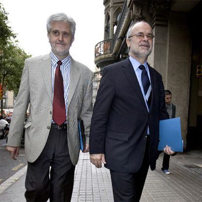Antoni Castells, a la derecha, sale de la Consejería de Economía para reunirse con representantes de Esquerra.
