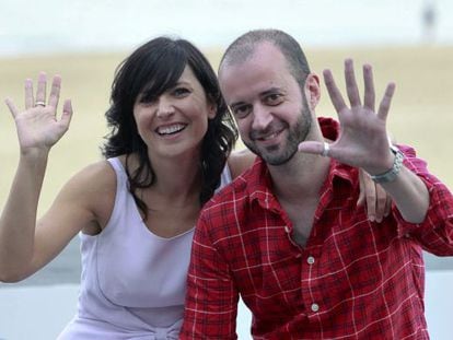 El director Fernando Franco y la actriz Marián Álvarez.