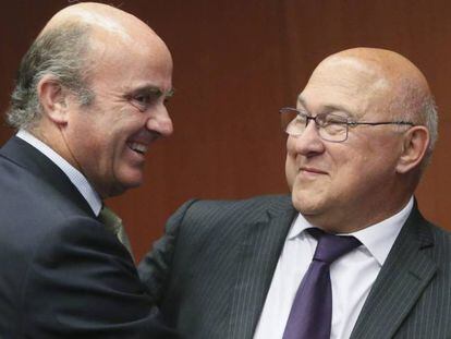 El ministro espa&ntilde;ol en funciones de Econom&iacute;a, Luis de Guindos (i) conversa con el ministro de Finanzas franc&eacute;s, Michel Sapin