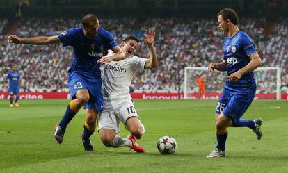 Penal a James que ha donat lloc al primer gol del Reial Madrid.