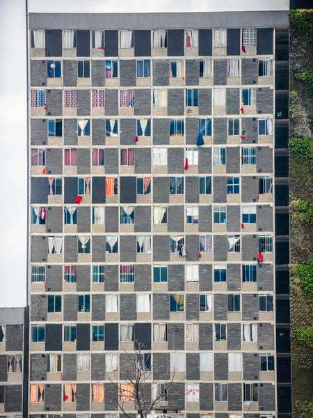 Un edificio de la Plaza La Hoja, en el centro de Bogotá, donde se exhiben varios trapos rojos como petición de auxilio. / CAMILO ROZO