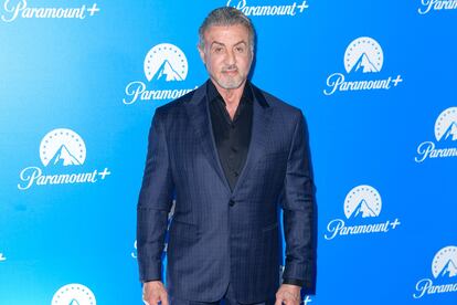 Antes de convertirse en Rocky Balboa, Sylvester Stallone no ganaba ni 50 euros a la semana. Ante la falta de dinero, se vio obligado a vender a su perro, 'Butkus', para conseguir 50 euros para comida. Durante ese tiempo, pasó las noches durmiendo en lugares como en paradas de autobús o fuera de oficinas de correos en pleno invierno. Stallone creó el guion de la película 'Rocky', se lo compraron por 35.000 dólares a cambio de que pudiera ser el protagonista. Y saltó al estrellato. Lo primero que hizo con el dinero fue recuperar a su perro, por el que tuvo que pagar 15.000 dólares.