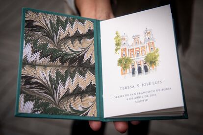 La 'wedding planner' muestra el misal de la boda a las puertas de la parroquia San Francisco de Borja.