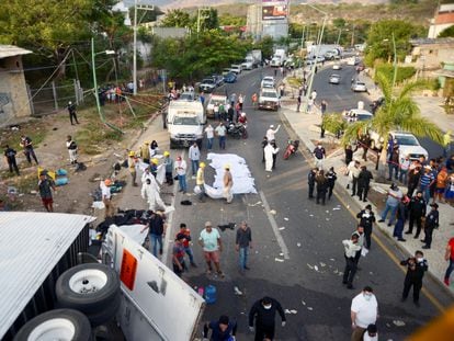 Cuerpos cubiertos con sábanas en el lugar del accidente, cerca de Tuxtla Gutiérrez.