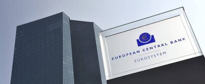 Vista del logotipo del Banco Central Europeo (BCE) en su sede de Fráncfort, Alemania.