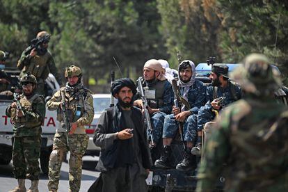 Fuerzas especiales talibanes, junto a otros miembros de la milicia radical, el domingo en Kabul.