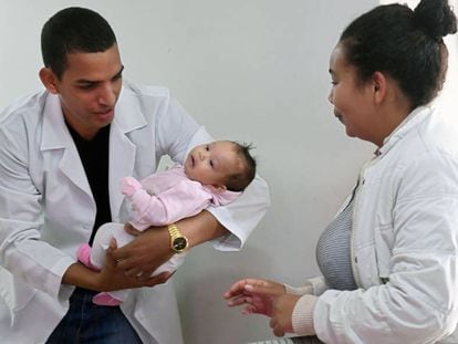 Un doctor cubano de las misiones de salud atiende a un bebé, en un hospital en Brasilia.