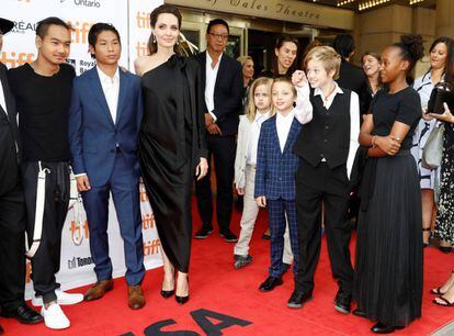 Angelina Jolie y sus seis hijos, Maddox, Pax, Vivienne, Knox, Shiloh y Zahara en septiembre de 2017 en Toronto.