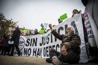 Protesta contra banqueros, políticos y jueces, en Madrid, convocada por Podemos e IU, tras el fallo que carga los impuestos por los actos jurídicos de las hipotecas frente al banco, dos semanas después de una sentencia decía lo contrario.