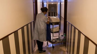 Una trabajadora limpia las habitaciones de un hotel en Galicia