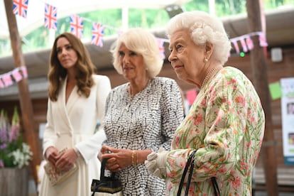 La reina Isabel, acompañada de la duquesa de Cornualles y Kate Middleton, en un evento el 11 de junio de 2021 en Cornwall (Reino Unido).