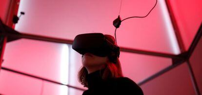 Una mujer, con un casco de Oculus Rift VR, el pasado diciembre en Par&iacute;s.